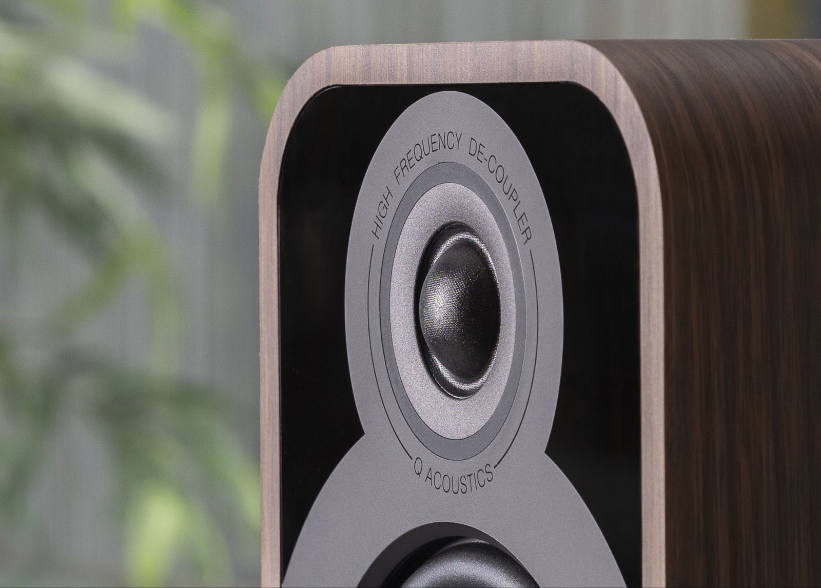 Q Acoustics 501f0_rosewood_lifestyle.1