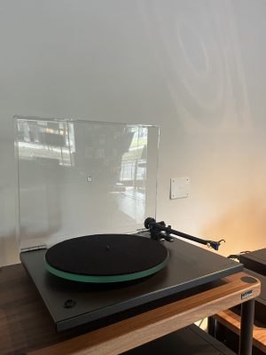 Rega Planar 3 con testina Rega Elys 2 e alimentatore Rega TT-PSU